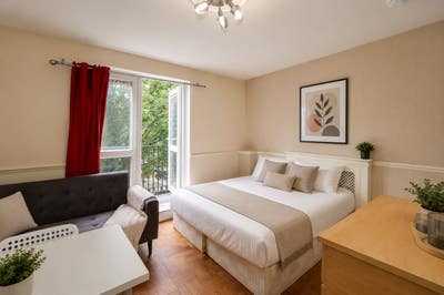 2 Beautiful Rooms! Lovely 3 Beds Flat in Zone 1  Main Photo