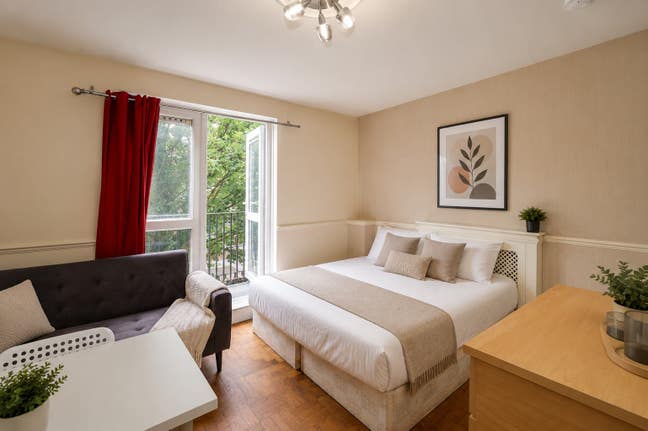 2 Beautiful Rooms! Lovely 3 Beds Flat in Zone 1  Main Photo