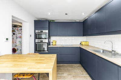 Ensuite double bedroom in family home close to NJ Main Photo