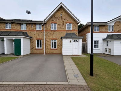 3 Bedroom House in Beckton E6 Available Now Main Photo