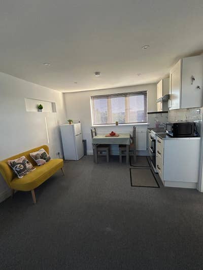 Self contained studio with kitchenette Borehamwood Main Photo