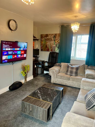 1 Double Size Room-Bills Inclusive-Fully Furnished Main Photo