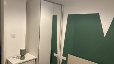 Double bedfroom in a town house Main Photo