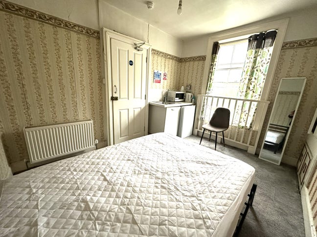 Double Bed Room Dover Central with Garden Main Photo