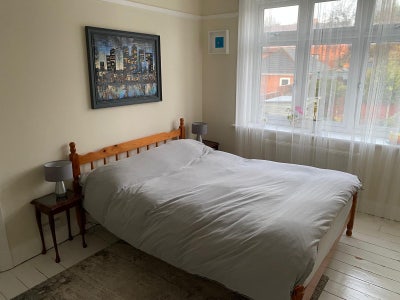 Double room in beautiful Caversham house Main Photo