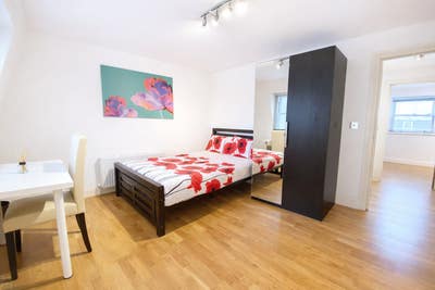 Spacious One Bedroom Flat with AC in South Ken Main Photo