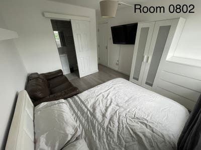0802 - Large Double EnSuite Room– Prime Location Main Photo