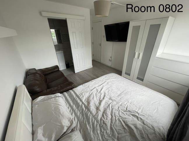 0802 - Large Double EnSuite Room– Prime Location Main Photo