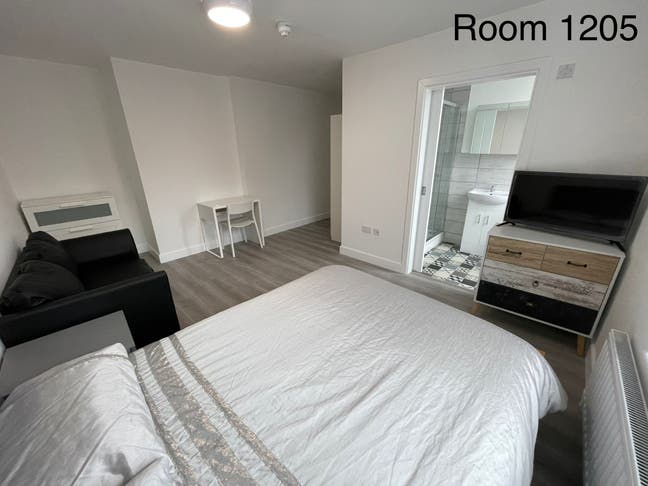 1205 - Extra Large En-suite Rooms in Town Cente Main Photo
