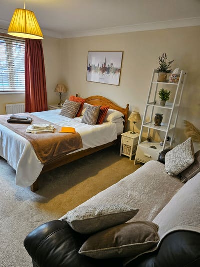 Double bedroom, private bathroom and dressing room Main Photo