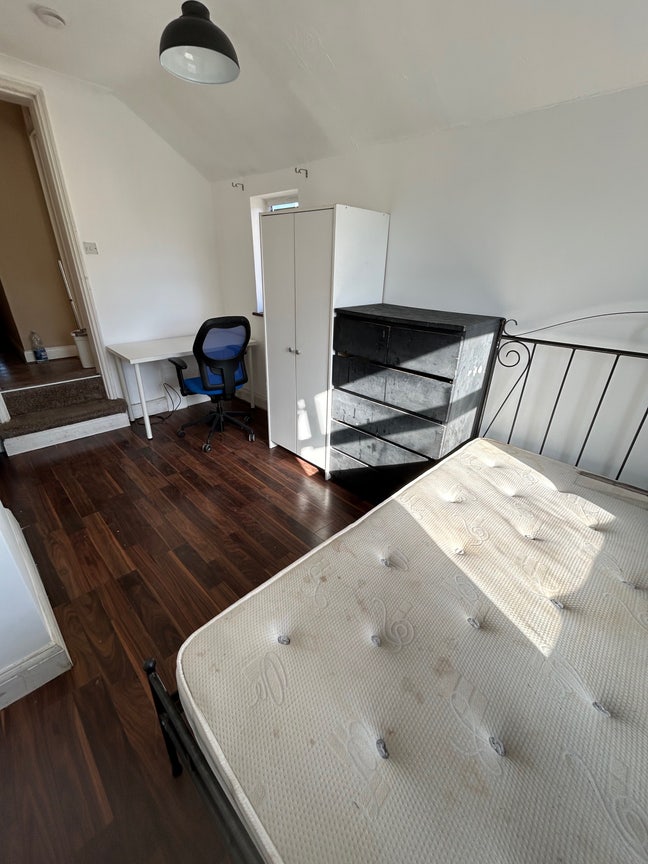  Spacious rooms, 15 mins walk from Romford station Main Photo