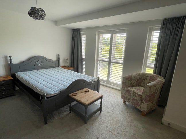 Spacious en-suite double room in a clean home - Ar Main Photo