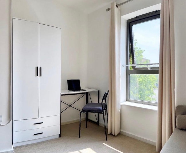 Luxury Bedroom in East London Main Photo