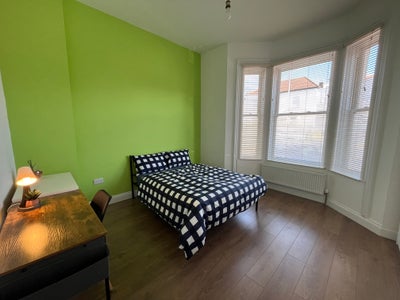 Spacious Ensuite Double Room Main Photo