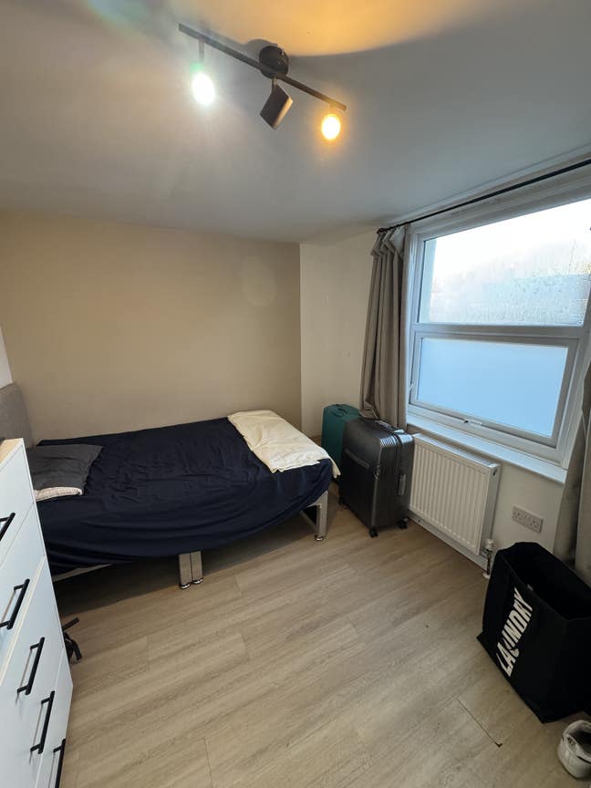 Bright furnished room with private bathroom, bills Main Photo