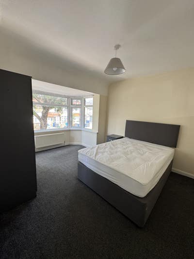 Spacious Double Room to Rent Main Photo