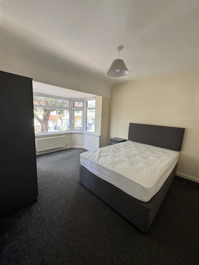 Spacious Double Room to Rent Main Photo