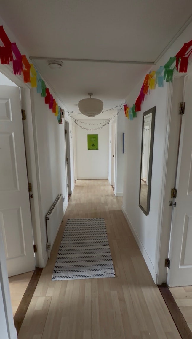 Looking for a flatmate to move in with us  Main Photo