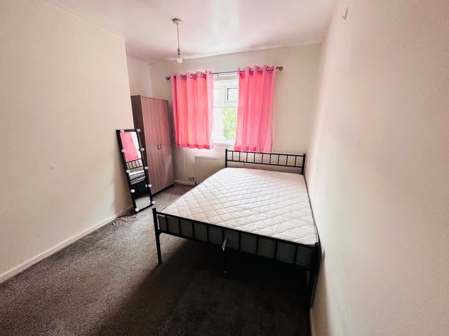 Double Room to Let Main Photo