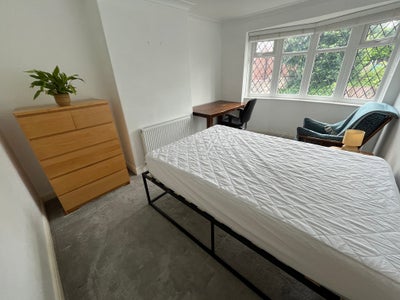 Large double room in modern home with parking Main Photo