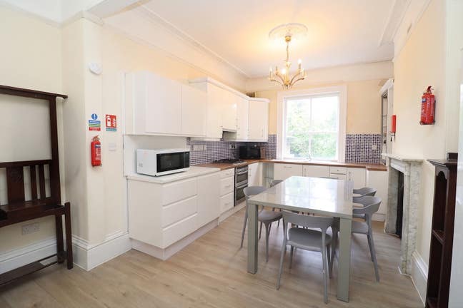 Cosy Room in a Victorian House Next to the Station Main Photo
