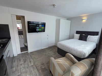 Self contained double room with en-suite  Main Photo