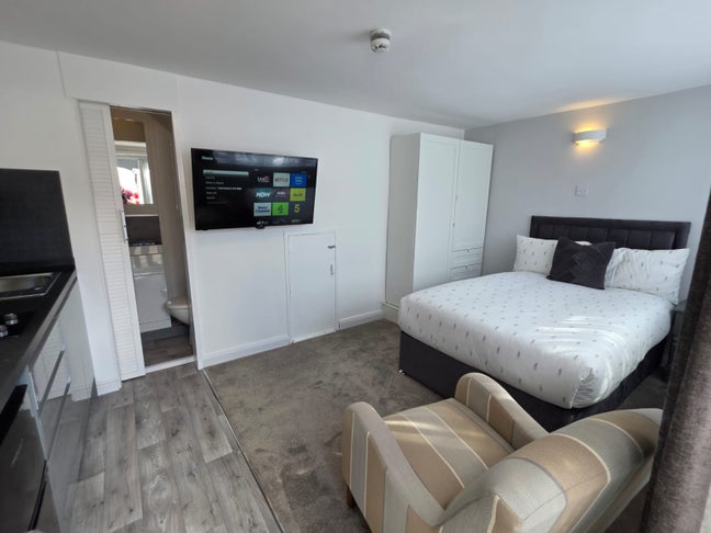 Self contained double room with en-suite  Main Photo