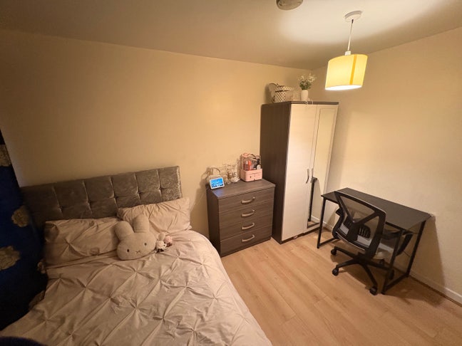 Spacious room available - August only Main Photo