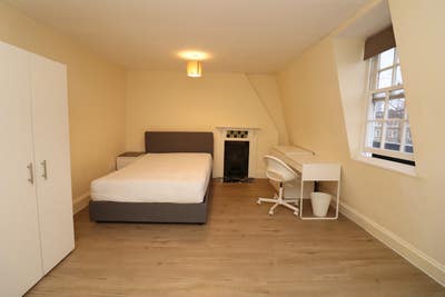 Cosy Room in a Victorian House Next to the Station Main Photo
