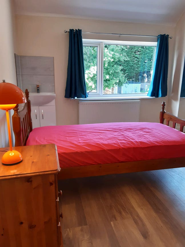 Large rooms 2 mins from Sutton High Street Main Photo