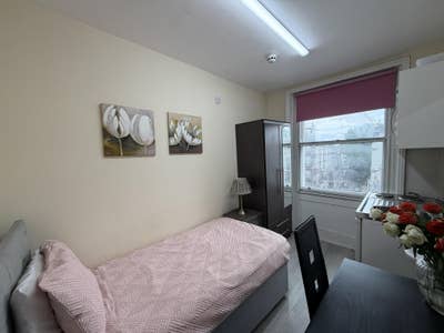 Single Studio Sunny South Facing Lift building  Main Photo