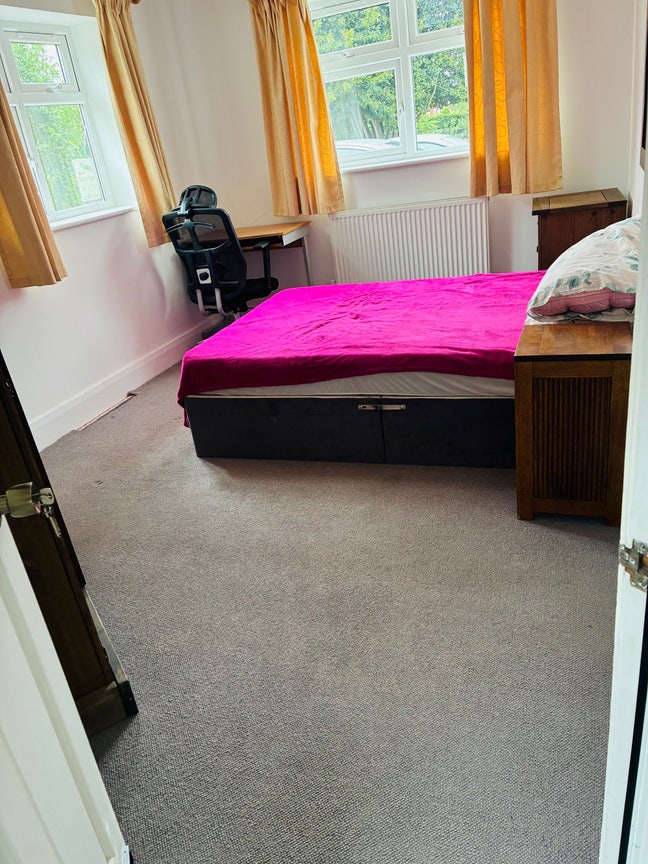 Cosy Double Room with Private Bathroom Main Photo