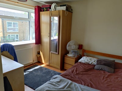 Double Room available in 3 bed house close to town Main Photo
