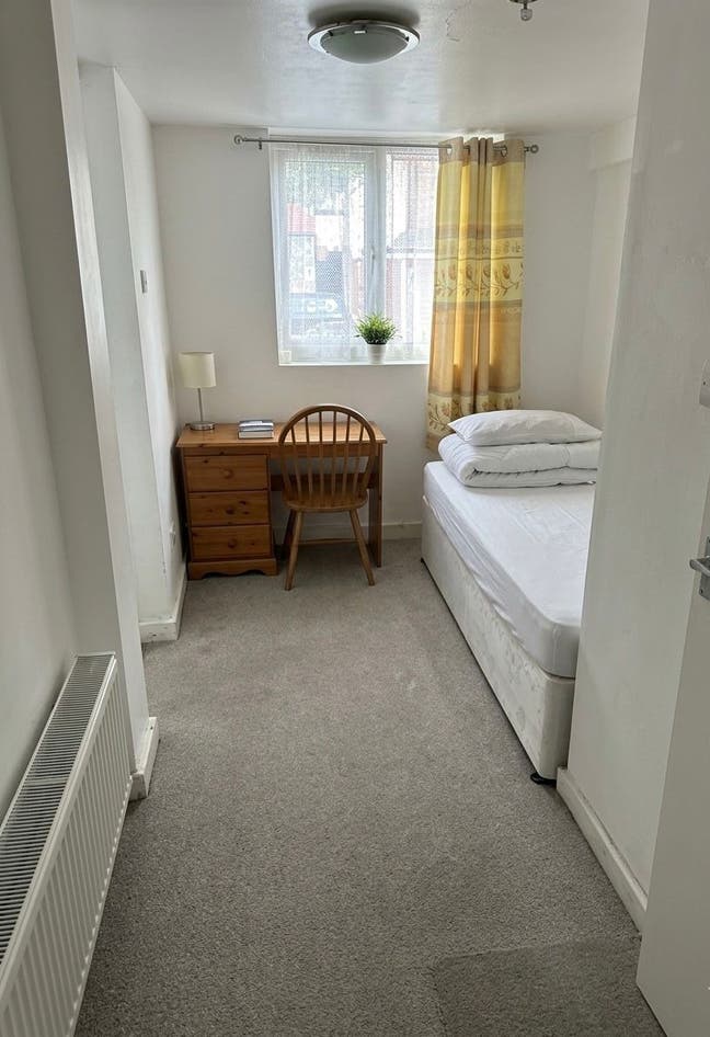    Single  Ensuite  Room  Available  –  CR0  Main Photo