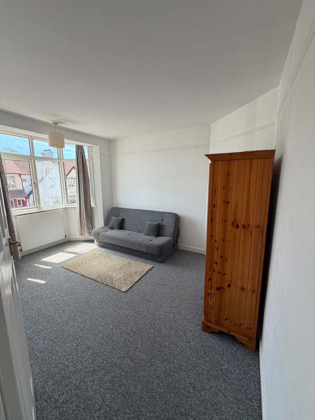 Large bedroom in a lovely house Main Photo