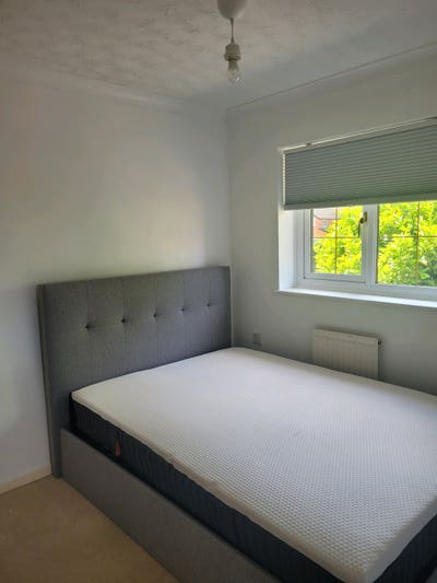 Double room in Bramley mon-fri Main Photo