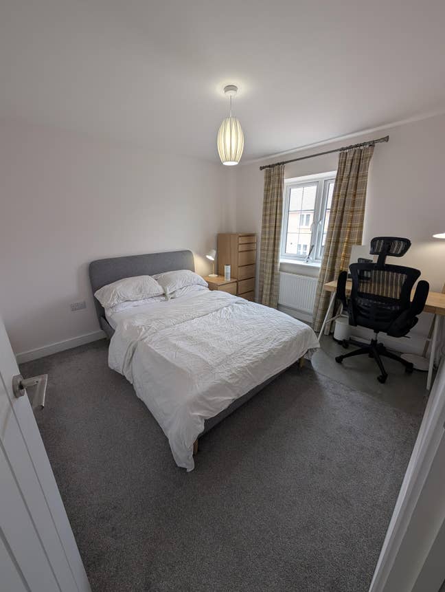 Bright double room in friendly home close to Notts Main Photo
