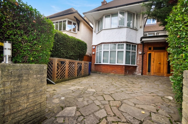 A beautiful 2 bedroom flat in Golders Green NW11 Main Photo