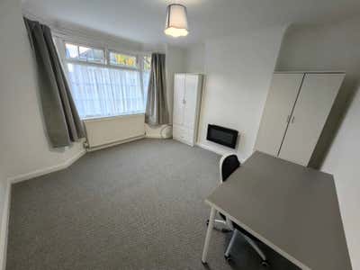 Three spacious rooms in big house for long let Main Photo