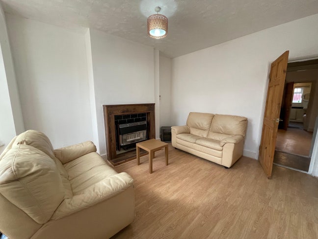 1 Double & Single bedroom with bills included  Main Photo