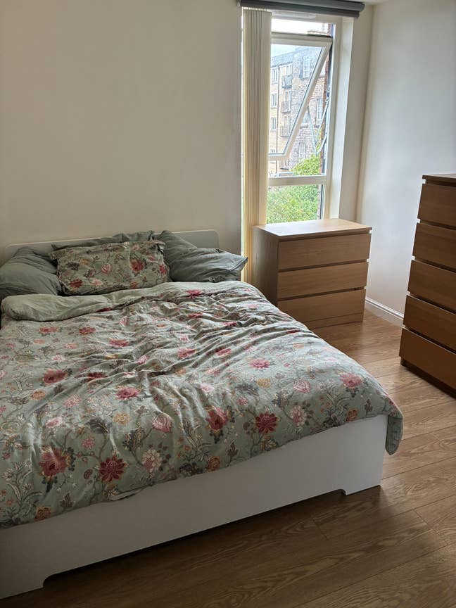 Bedroom (with queen sized bed) with own bathroom Main Photo