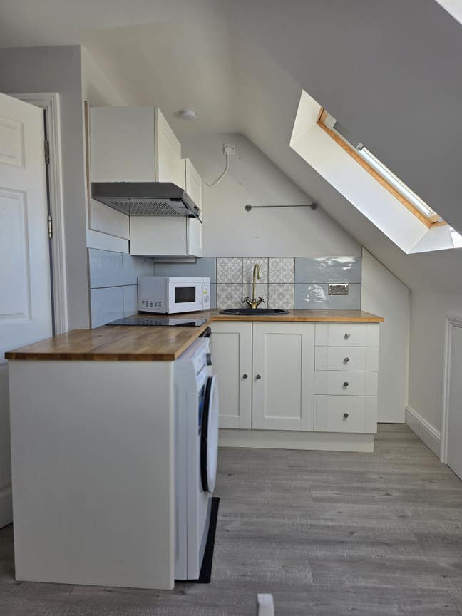 Large 2nd Floor Studio Room with Private Bathroom  Main Photo