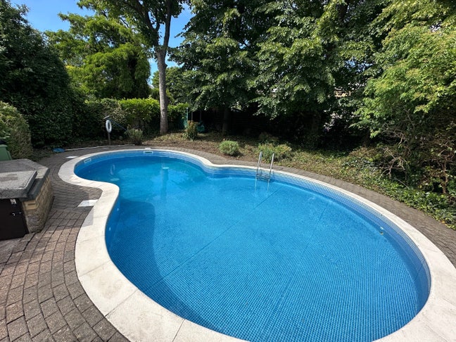 Double bedroom with a POOL!  Main Photo