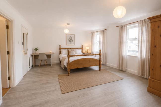 Massive Ensuite! Beautiful House with Garden  Main Photo