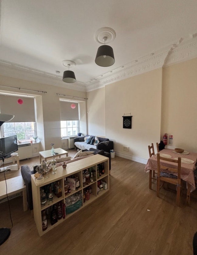 Furnished Room in Woman’s Sauchiehall St flat Main Photo