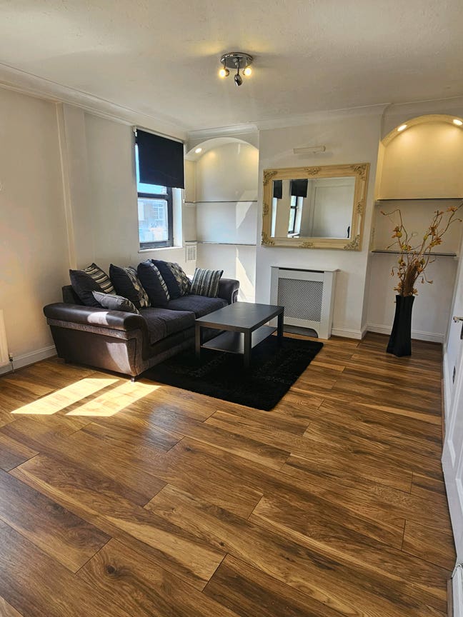 Very Large Room To Rent  Main Photo