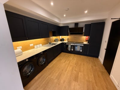 BRAND NEW! All-En-Suite Professional House Share Main Photo