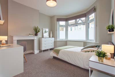 Huge bedroom in great house (Me) Main Photo