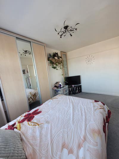 Double bedroom to let Main Photo