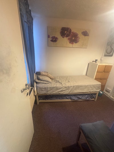Single en-suite room to let  Main Photo